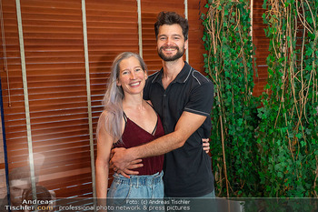 EPOS - Die Rockoper Präsentation - Summerstage, Wien - Mo 10.08.2026 - Aaron KARL mit Freundin Verlobter Dorothea ALTENBURGER43