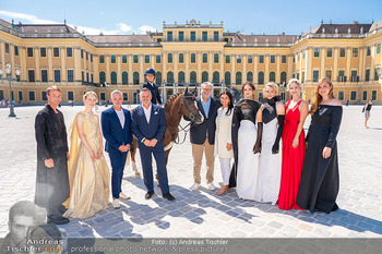 Fototermin mit Peter Hacker - Schloss Schönbrunn, Wien - Di 11.08.2026 - Diana SCHÖNBERG, Peter HACKER, Sonja KLIMA, Klaus PANHOLZER mit1