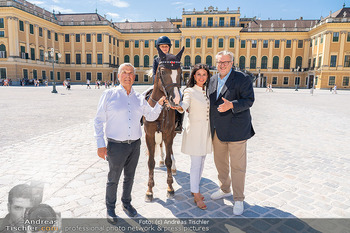 Fototermin mit Peter Hacker - Schloss Schönbrunn, Wien - Di 11.08.2026 - Helmut MORBITZER, Diana SCHÖNBERG, Peter HACKER, Sonja KLIMA11
