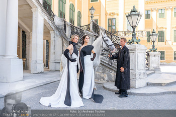 Models und Pferde - Schloss Schönbrunn, Wien - Di 11.08.2026 - Reiterinnen als Models mit Pferd vor Schloss Schönbrunn1