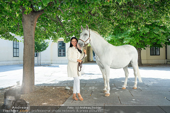 Models und Pferde - Schloss Schönbrunn, Wien - Di 11.08.2026 - Sonja KLIMA mit Pferd (Lipizzaner, Schimmel)23