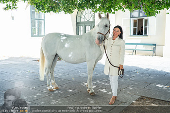 Models und Pferde - Schloss Schönbrunn, Wien - Di 11.08.2026 - Sonja KLIMA mit Pferd (Lipizzaner, Schimmel)25