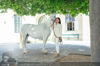 Models und Pferde - Schloss Schönbrunn, Wien - Di 11.08.2026 - Sonja KLIMA mit Pferd (Lipizzaner, Schimmel)26