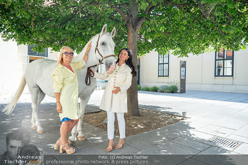 Models und Pferde - Schloss Schönbrunn, Wien - Di 11.08.2026 - Sonja KLIMA, Uschi FELLNER mit Pferd (Lipizzaner, Schimmel)33