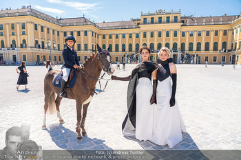 Models und Pferde - Schloss Schönbrunn, Wien - Di 11.08.2026 - Diana SCHÖNBERG mit Reiterinnen als Models47
