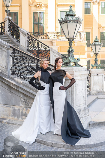 Models und Pferde - Schloss Schönbrunn, Wien - Di 11.08.2026 - Reiterinnen als Models mit Pferd vor Schloss Schönbrunn56