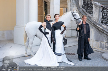 Models und Pferde - Schloss Schönbrunn, Wien - Di 11.08.2026 - Reiterinnen als Models mit Pferd vor Schloss Schönbrunn60