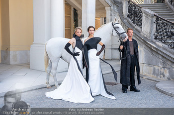 Models und Pferde - Schloss Schönbrunn, Wien - Di 11.08.2026 - Reiterinnen als Models mit Pferd vor Schloss Schönbrunn61