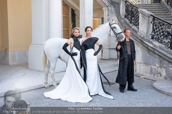 Models und Pferde - Schloss Schönbrunn, Wien - Di 11.08.2026 - Reiterinnen als Models mit Pferd vor Schloss Schönbrunn62