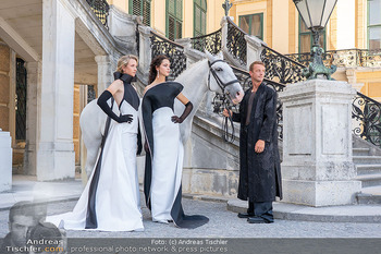 Models und Pferde - Schloss Schönbrunn, Wien - Di 11.08.2026 - Reiterinnen als Models mit Pferd vor Schloss Schönbrunn64