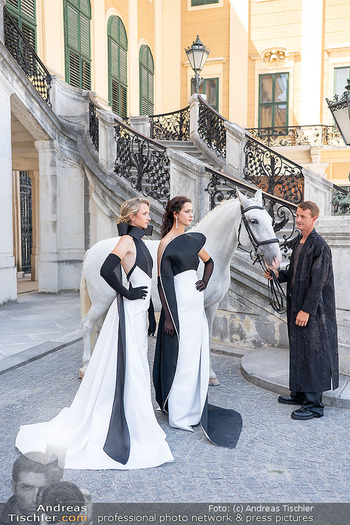 Models und Pferde - Schloss Schönbrunn, Wien - Di 11.08.2026 - Reiterinnen als Models mit Pferd vor Schloss Schönbrunn68