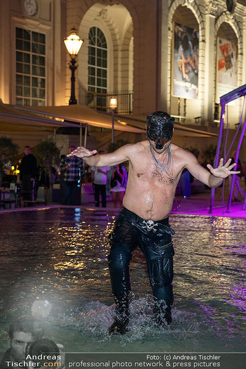 Philipp Hochmair Live Inszenierung für KIA - Cafe Leopold Wasserbar, MuseumsQuartier Wien - Sa 29.08.2026 - Philipp HOCHMAIR beim spontanen Bad im Wasserbecken des MuseumsQ3