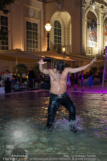 Philipp Hochmair Live Inszenierung für KIA - Cafe Leopold Wasserbar, MuseumsQuartier Wien - Sa 29.08.2026 - Philipp HOCHMAIR beim spontanen Bad im Wasserbecken des MuseumsQ30