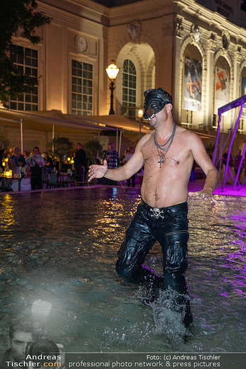 Philipp Hochmair Live Inszenierung für KIA - Cafe Leopold Wasserbar, MuseumsQuartier Wien - Sa 29.08.2026 - Philipp HOCHMAIR beim spontanen Bad im Wasserbecken des MuseumsQ31