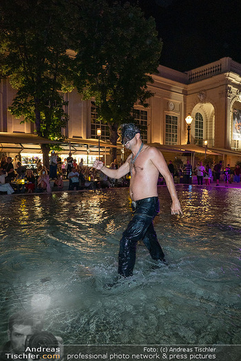 Philipp Hochmair Live Inszenierung für KIA - Cafe Leopold Wasserbar, MuseumsQuartier Wien - Sa 29.08.2026 - Philipp HOCHMAIR beim spontanen Bad im Wasserbecken des MuseumsQ32