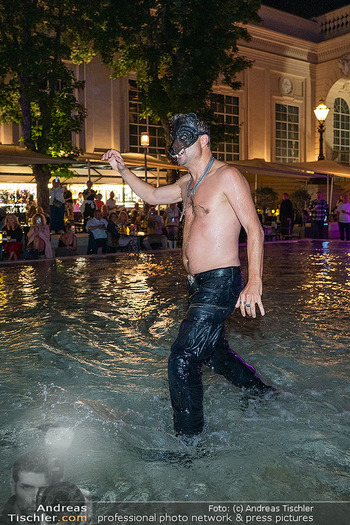 Philipp Hochmair Live Inszenierung für KIA - Cafe Leopold Wasserbar, MuseumsQuartier Wien - Sa 29.08.2026 - Philipp HOCHMAIR beim spontanen Bad im Wasserbecken des MuseumsQ33