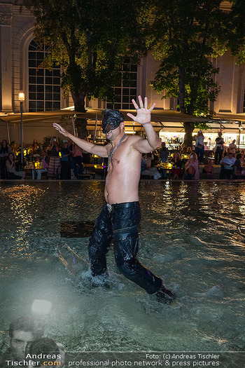 Philipp Hochmair Live Inszenierung für KIA - Cafe Leopold Wasserbar, MuseumsQuartier Wien - Sa 29.08.2026 - Philipp HOCHMAIR beim spontanen Bad im Wasserbecken des MuseumsQ34