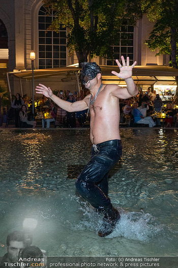 Philipp Hochmair Live Inszenierung für KIA - Cafe Leopold Wasserbar, MuseumsQuartier Wien - Sa 29.08.2026 - Philipp HOCHMAIR beim spontanen Bad im Wasserbecken des MuseumsQ35