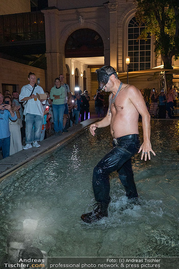 Philipp Hochmair Live Inszenierung für KIA - Cafe Leopold Wasserbar, MuseumsQuartier Wien - Sa 29.08.2026 - Philipp HOCHMAIR beim spontanen Bad im Wasserbecken des MuseumsQ36