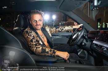 Philipp Hochmair Live Inszenierung für KIA - Cafe Leopold Wasserbar, MuseumsQuartier Wien - Sa 29.08.2026 - Philipp HOCHMAIR am Steuer eines KIA53