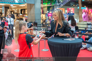 Fashion Show - PlusCity, Linz - Fr 04.09.2026 - Nadine MIRADA gibt Autogramme179
