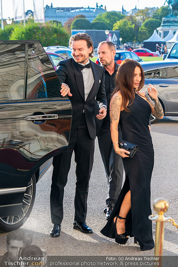 Kids Future Unlocked Charity Gala - Hofburg, Wien - Di 08.09.2026 - Eric DEMUTH, Ankunft mit Begleitung14