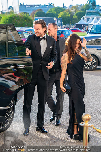 Kids Future Unlocked Charity Gala - Hofburg, Wien - Di 08.09.2026 - Eric DEMUTH, Ankunft mit Begleitung15