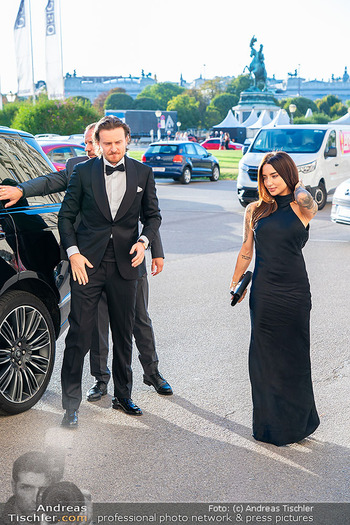 Kids Future Unlocked Charity Gala - Hofburg, Wien - Di 08.09.2026 - Eric DEMUTH, Ankunft mit Begleitung17