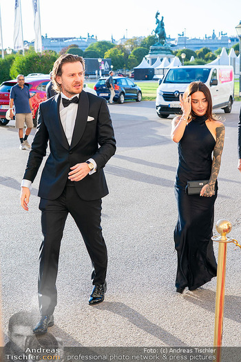 Kids Future Unlocked Charity Gala - Hofburg, Wien - Di 08.09.2026 - Eric DEMUTH, Ankunft mit Begleitung19