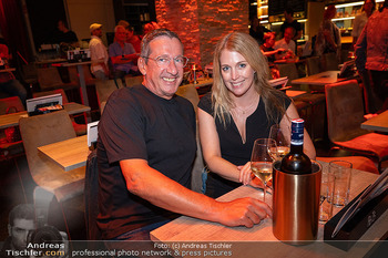 Premiere ´The Sound of Strobl´ - CasaNova, Wien - Di 08.09.2026 - Viktor GERNOT mit Freundin Julia7