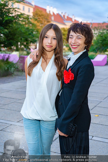 Eröffnung Vienna Fashion Week 26 - MQ Halle E, Wien - Mo 14.09.2026 - Ruth BRAUER-KVAM mit Tochter Naomi2