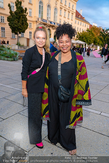 Eröffnung Vienna Fashion Week 26 - MQ Halle E, Wien - Mo 14.09.2026 - Niddl Anita RITZL, Kim COOPER4