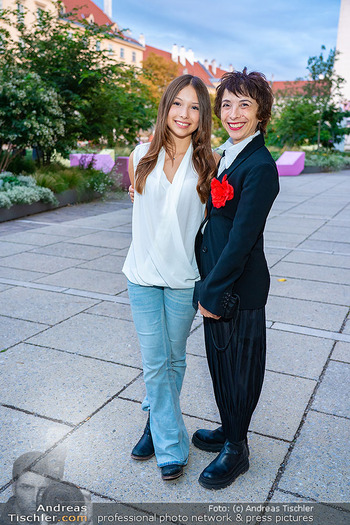 Eröffnung Vienna Fashion Week 26 - MQ Halle E, Wien - Mo 14.09.2026 - Ruth BRAUER-KVAM mit Tochter Naomi8