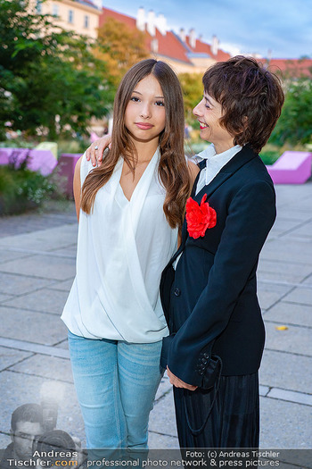 Eröffnung Vienna Fashion Week 26 - MQ Halle E, Wien - Mo 14.09.2026 - Ruth BRAUER-KVAM mit Tochter Naomi9