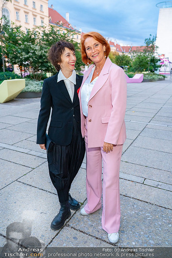 Eröffnung Vienna Fashion Week 26 - MQ Halle E, Wien - Mo 14.09.2026 - Ruth BRAUER-KVAM, Maya HAKVOORT15