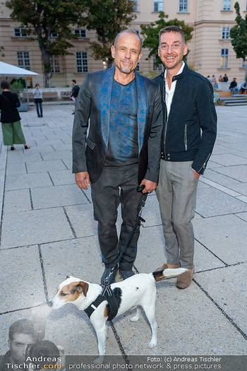 Eröffnung Vienna Fashion Week 26 - MQ Halle E, Wien - Mo 14.09.2026 - Gery KESZLER, Miha VEBERIC, Hund20