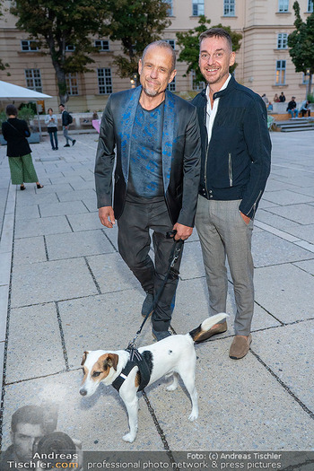 Eröffnung Vienna Fashion Week 26 - MQ Halle E, Wien - Mo 14.09.2026 - Gery KESZLER, Miha VEBERIC, Hund21
