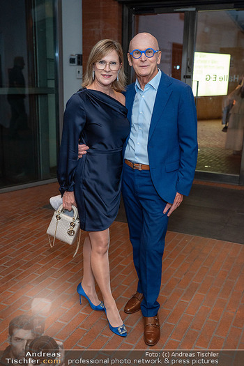 Eröffnung Vienna Fashion Week 26 - MQ Halle E, Wien - Mo 14.09.2026 - Kurt MANN mit Freundin Renata39