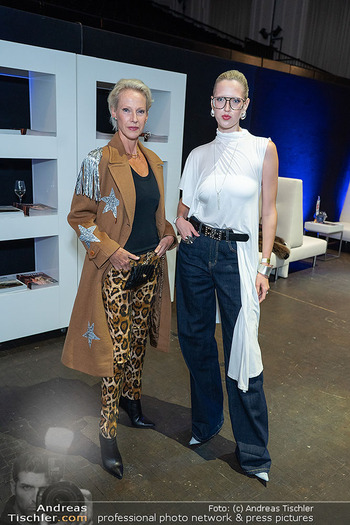 Eröffnung Vienna Fashion Week 26 - MQ Halle E, Wien - Mo 14.09.2026 - Martina und Lou-Ann GLEISSENEBNER-TESKEY48