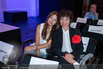 Eröffnung Vienna Fashion Week 26 - MQ Halle E, Wien - Mo 14.09.2026 - Ruth BRAUER-KVAM mit Tochter Naomi50