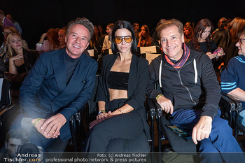 Eröffnung Vienna Fashion Week 26 - MQ Halle E, Wien - Mo 14.09.2026 - Kerstin LECHNER mit Designern Gottfried BIRKLBAUER, Atil KUTOGLU52
