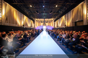 Eröffnung Vienna Fashion Week 26 - MQ Halle E, Wien - Mo 14.09.2026 - Übersichtsfoto Vienna Fashion Week mit Laufsteg53