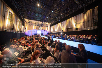 Eröffnung Vienna Fashion Week 26 - MQ Halle E, Wien - Mo 14.09.2026 - Übersichtsfoto Vienna Fashion Week mit Laufsteg54