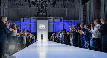 Eröffnung Vienna Fashion Week 26 - MQ Halle E, Wien - Mo 14.09.2026 - Übersichtsfoto Vienna Fashion Week mit Laufsteg55