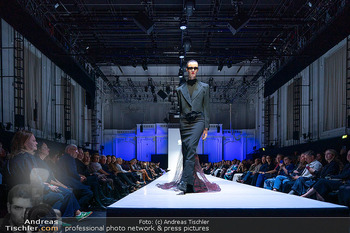 Eröffnung Vienna Fashion Week 26 - MQ Halle E, Wien - Mo 14.09.2026 - Model am Laufsteg, Modenschau, Modeschau, catwalk57