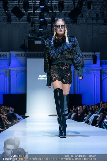 Eröffnung Vienna Fashion Week 26 - MQ Halle E, Wien - Mo 14.09.2026 - Model am Laufsteg, Modenschau, Modeschau, catwalk58