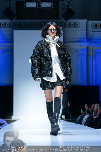 Eröffnung Vienna Fashion Week 26 - MQ Halle E, Wien - Mo 14.09.2026 - Model am Laufsteg, Modenschau, Modeschau, catwalk59