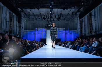 Eröffnung Vienna Fashion Week 26 - MQ Halle E, Wien - Mo 14.09.2026 - Model am Laufsteg, Modenschau, Modeschau, catwalk60