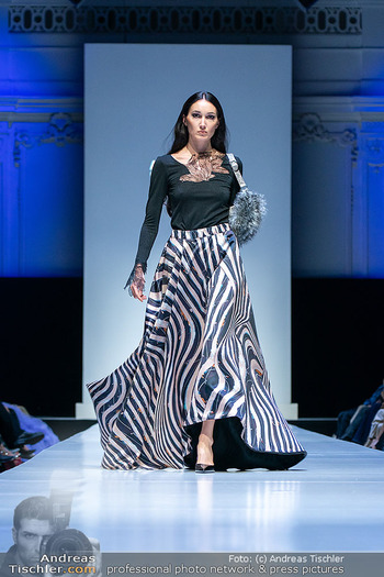 Eröffnung Vienna Fashion Week 26 - MQ Halle E, Wien - Mo 14.09.2026 - Model am Laufsteg, Modenschau, Modeschau, catwalk61