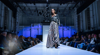 Eröffnung Vienna Fashion Week 26 - MQ Halle E, Wien - Mo 14.09.2026 - Model am Laufsteg, Modenschau, Modeschau, catwalk62